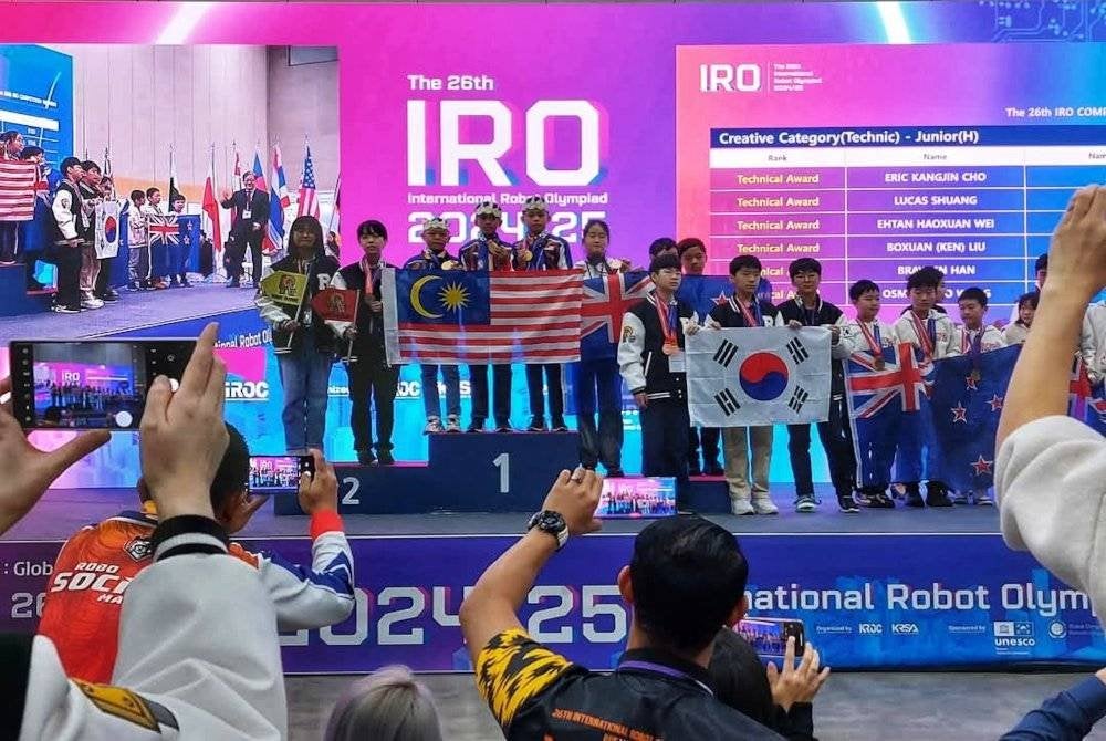 Kejayaan pasukan robotik SK Permatang Keledang, Pekan mengibarkan Jalur Gemilang di Busan, Korea Selatan. Foto: Facebook PPD Pekan