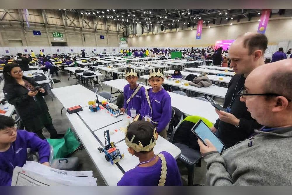 Pasukan robotik SK Permatang Keledang ketika dinilai oleh juri pertandingan. Foto: Facebook PPD Pekan