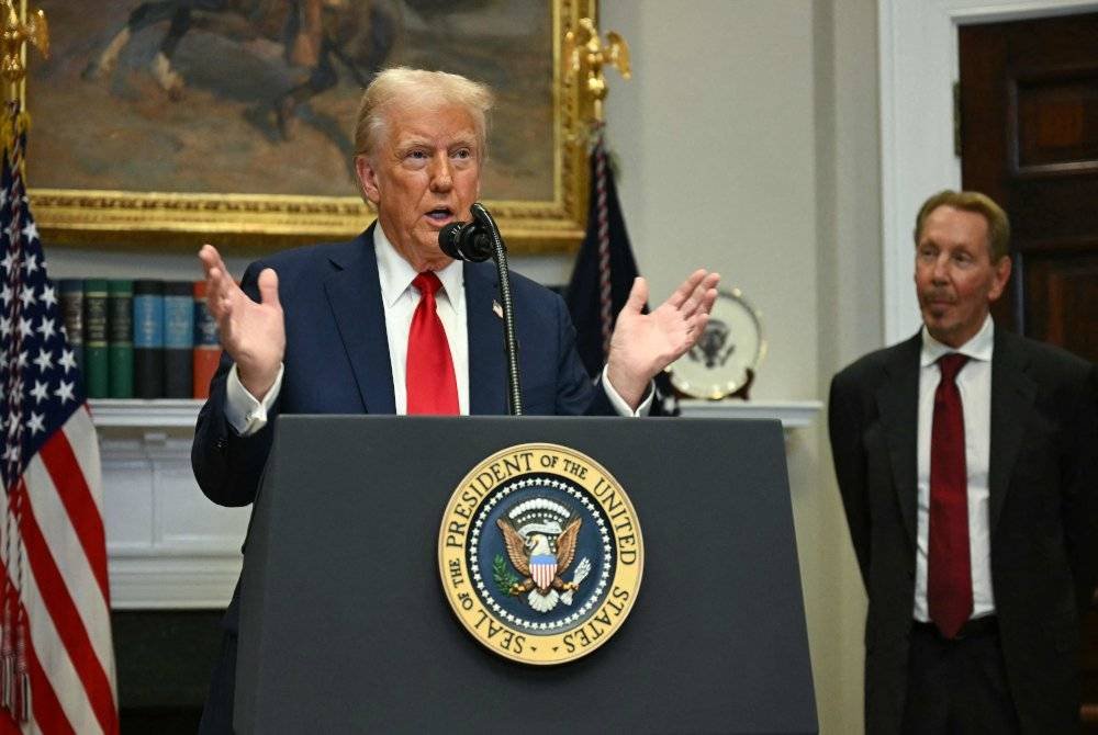 Pengerusi Eksekutif Oracle, Larry Ellison mendengar ucapan Trump di Rumah Putih pada Selasa. Foto AFP