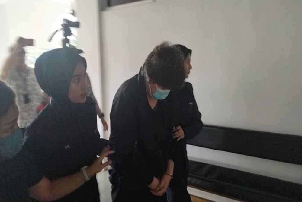 Muy Hoong (tengah) dibawa ke Mahkamah Sesyen Kota Tinggi pada Rabu.