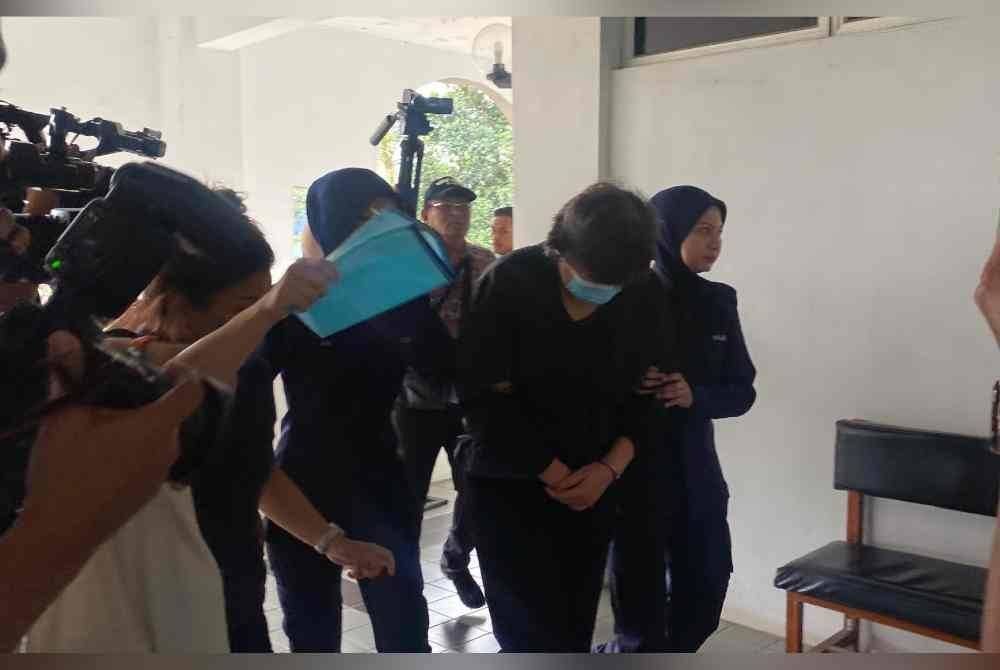 Muy Hoong (dua dari kanan) dibawa ke Mahkamah Sesyen Kota Tinggi pada Rabu.