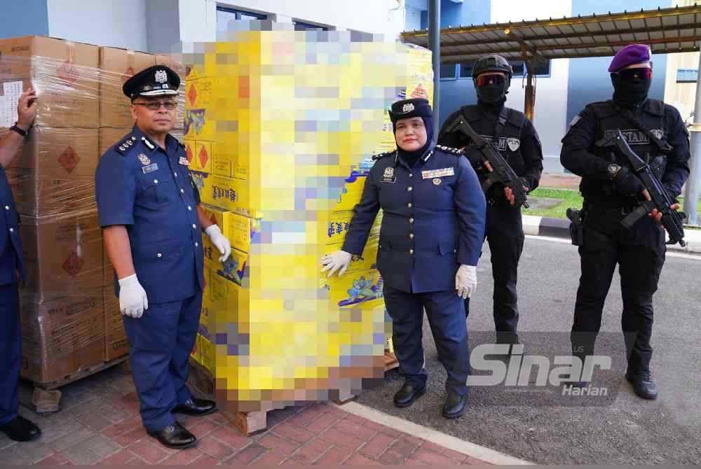 Raizam (dua dari kiri) menunjukkan kotak mengandungi mercun dan bunga api yang dirampas JKDM. Foto: MOHD HALIM ABDUL WAHID