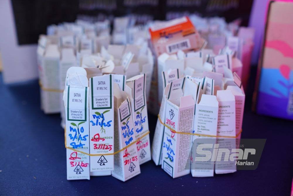 JKDM merampas 100 katrij rokok elektronik mengandungi cecair disyaki ganja serta lima batang gulungan kertas berisi leraian ganja di Pusat Mel & Kurier di KLIA, 30 Disember lalu. Foto MOHD HALIM ABDUL WAHID