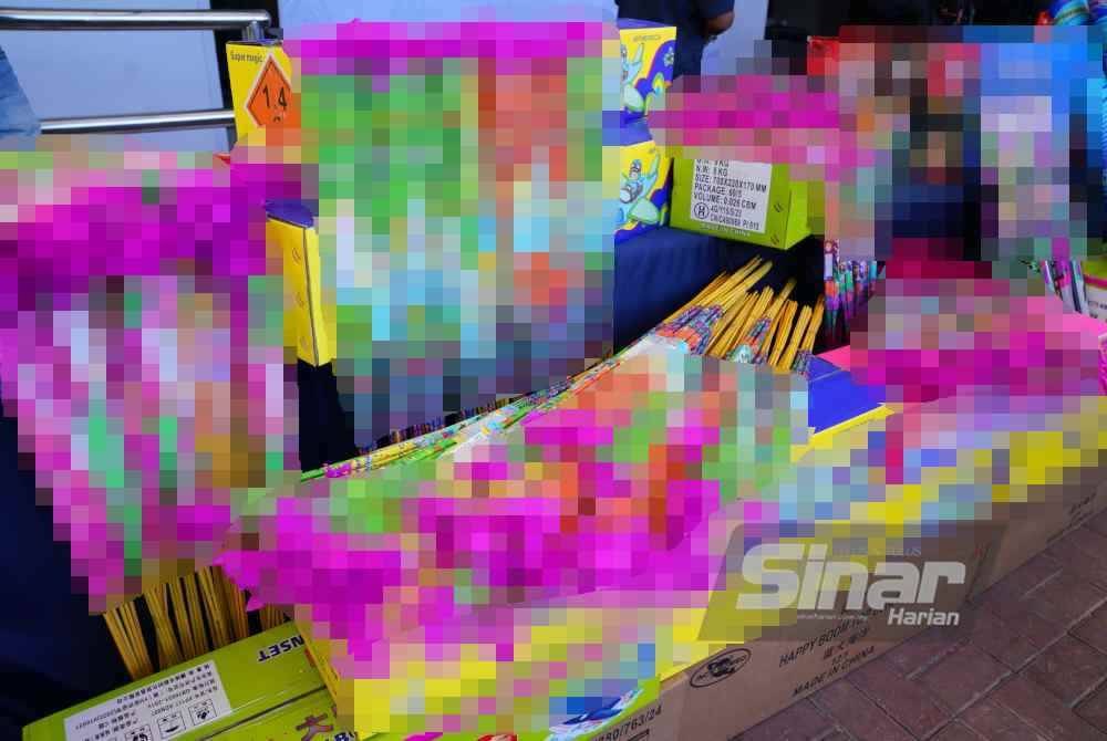 Antara mercun dan bunga api yang dirampas JKDM dalam serbuan di sebuah gudang di Beranang, Selangor. Foto: MOHD HALIM ABDUL WAHID