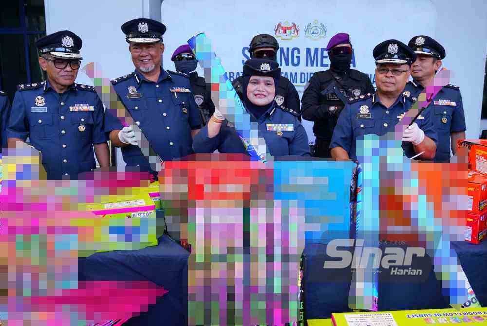 Raizam (tengah) menunjukkan antara mercun dan bunga api yang dirampas JKDM dalam serbuan di sebuah gudang di Beranang, Selangor. Foto: MOHD HALIM ABDUL WAHID