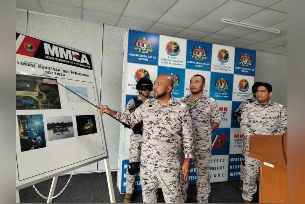 Erwan Shah menunjukkan lokasi laluan bot fiber yang membawa PATI.