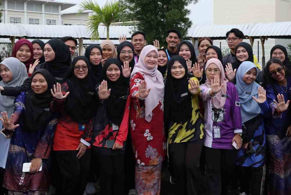 Fadhlina (tengah) bergambar bersama penuntut Institut Pendidikan Guru Kampus Dato' Razali Ismail. Foto Bernama