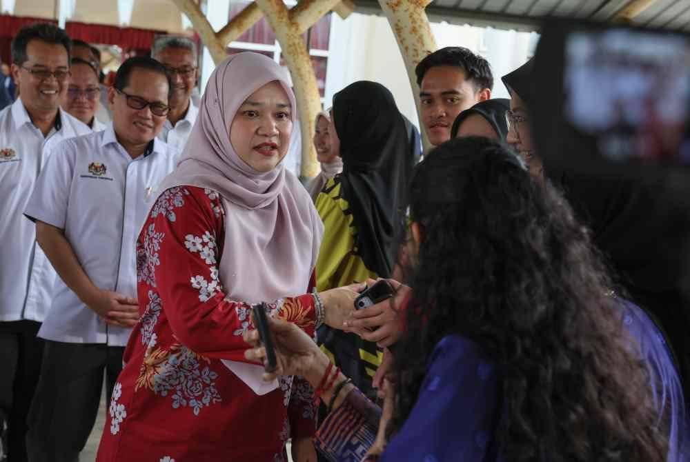 Fadhlina Sidek (tiga, kiri) bersalaman bersama hadirin pada majlis ramah mesra bersama warga Institut Pendidikan Guru Kampus Dato' Razali Ismail, pada Rabu. Foto Bernama
