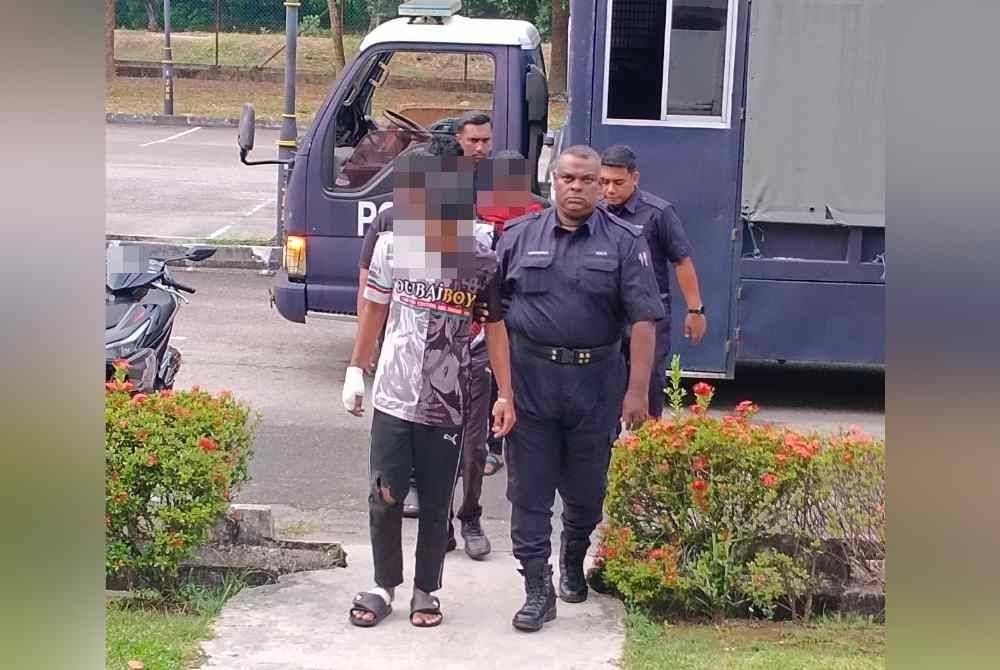 Lima lelaki direman empat hari untuk membantu siasatan kes kemalangan maut membabitkan seorang pelajar sekolah menengah di Lebuhraya Tun Dr Lim Chong Eu dalam kejadian awal pagi Selasa.