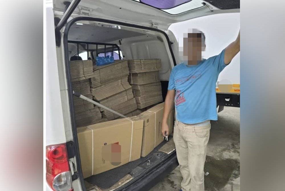 Individu yang ditahan bersama barang rampasan yang telah dimasukkan ke dalam kenderaan.