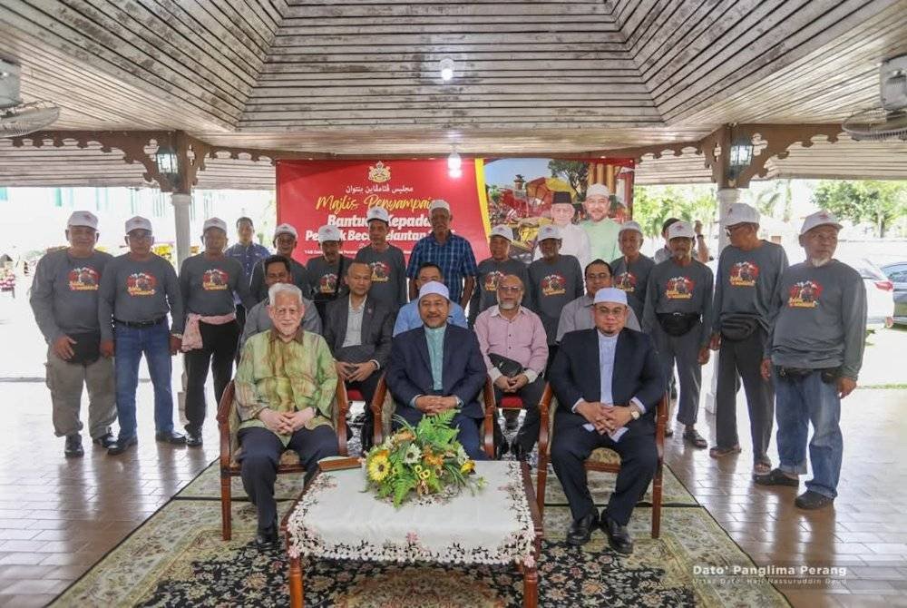 Seramai 13 daripada 15 penarik beca yang berdaftar menerima elaun RM500 serta bantuan barangan dapur sempena Majlis Penyampaian Bantuan Pengayuh Beca Negeri Kelantan 2025. Foto MB