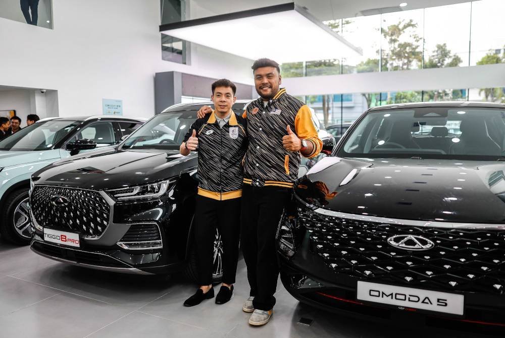 Atlet paralimpik negara, Cheah Liek Hou (kiri) dan Muhammad Ziyad bergambar bersama pada Majlis Penyerahan Kenderaan Chery kepada Pemenang Pingat Paralimpik Paris 2024 di Bilik Pameran Chery Malaysia, Glenmarie pada Selasa. Foto Bernama