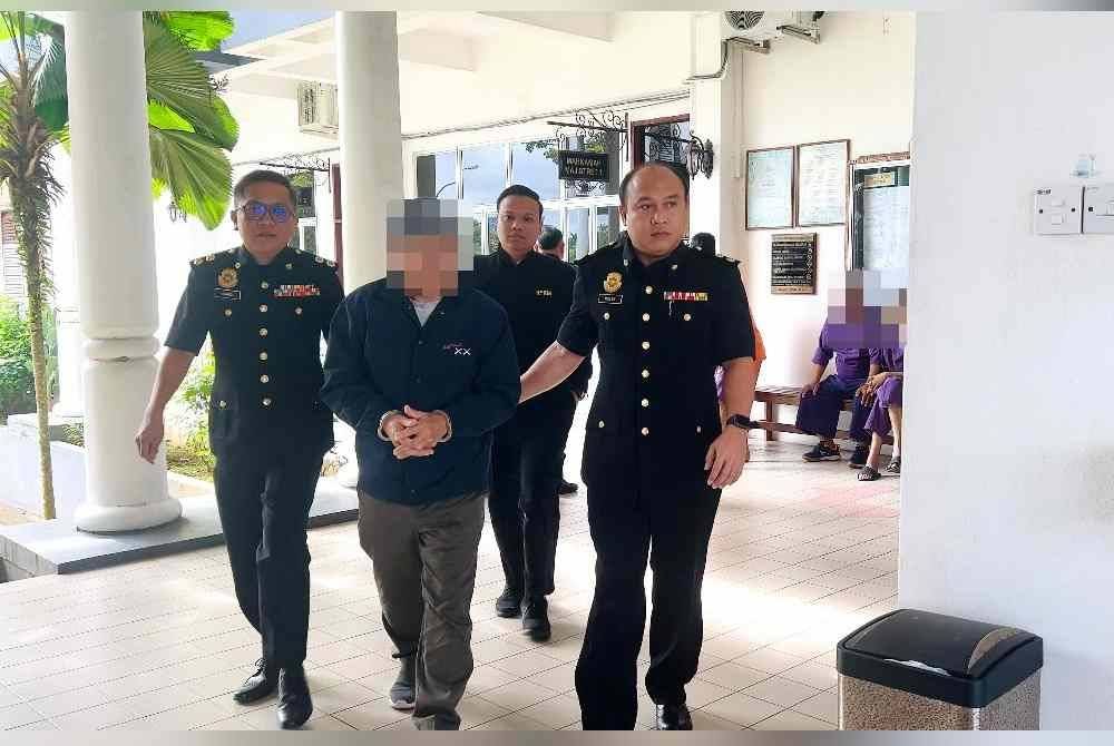 Seorang ketua kaum ditahan SPRM Sarawak kerana menyalah guna wang pampasan berjumlah RM455,000 dan dibawa ke Mahkamah Majistret Bintulu pada Rabu.