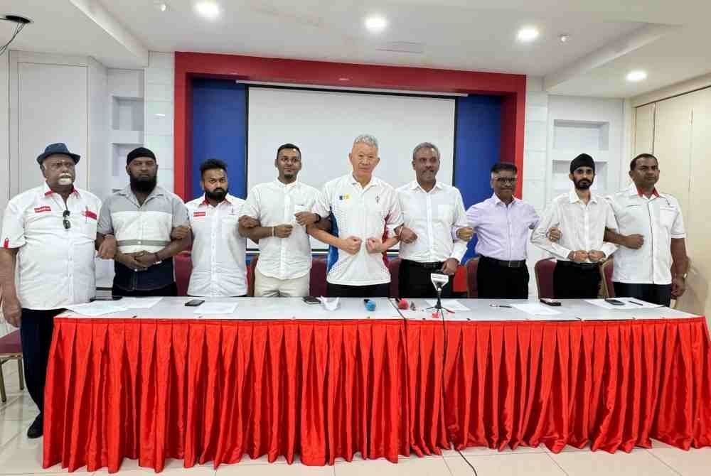 Ramkarpal (empat dari kanan) bersama barisan Biro Hal Ehwal Masyarakat India DAP Pulau Pinang ketika sidang akhbar di Ibu Pejabat DAP Pulau Pinang pada Rabu.