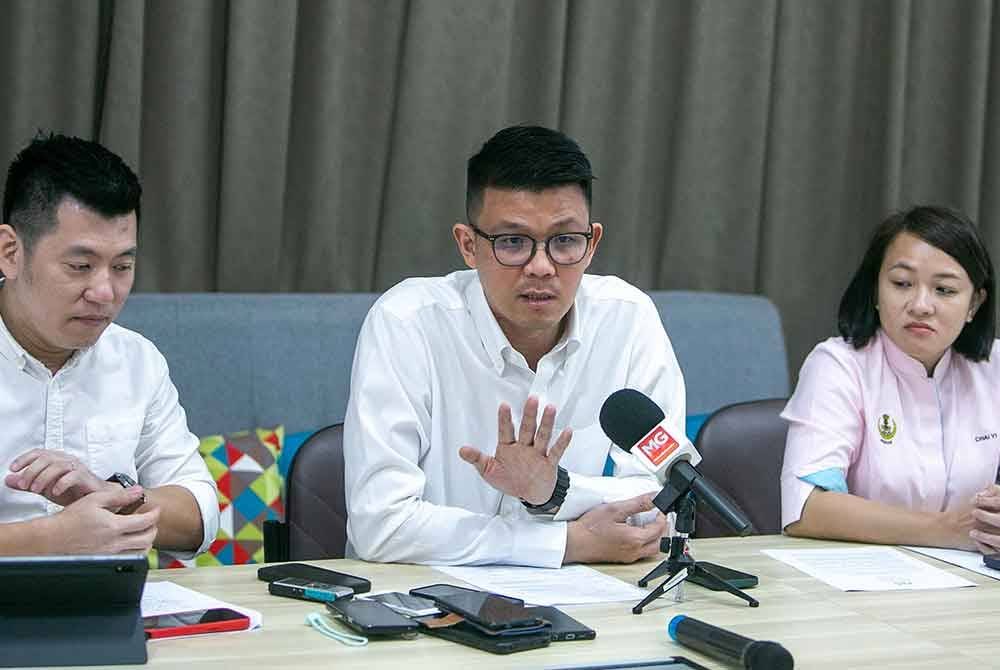 Kar Hing (tengah) bercakap pada sidang media berhubung aktiviti bitcoin di Pusat Khidmat Ahli Parlimen Gopeng, pada Rabu. Turut sama Ahli Dewan Undangan Negeri (ADUN) Simpang Pulai, Wong Chai Yi (kanan) dan Ahli Dewan Undangan Negeri (ADUN) Astaka Jason Ng Thien Yeong (kiri). Foto Bernama