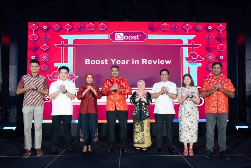 Sheyantha (empat dari kiri) dan Fozia (lima dari kiri) pada taklimat mengenai prestasi Boost di Kuala Lumpur.