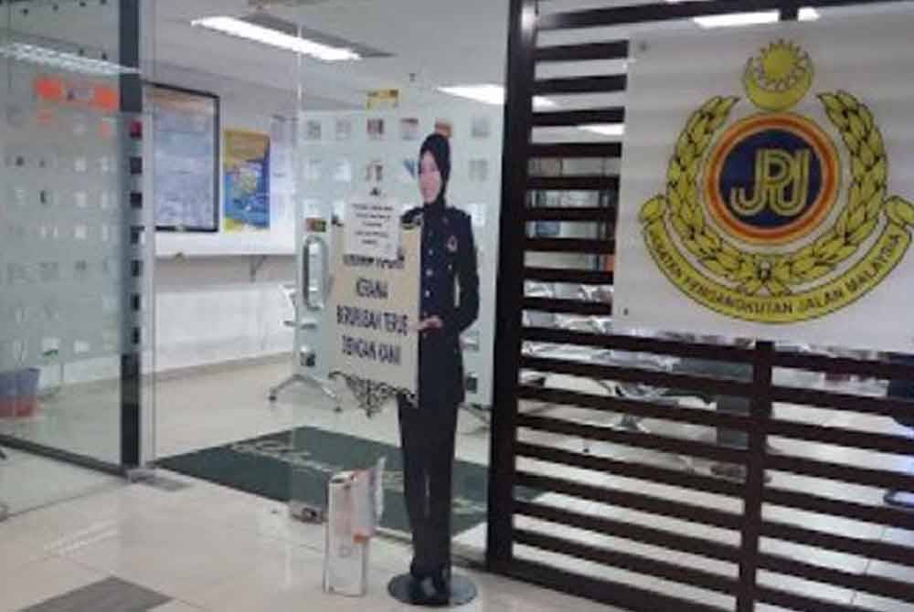 Semua perkhidmatan kaunter di semua negeri akan dilanjutkan sehingga 7 malam ini. Gambar hiasan