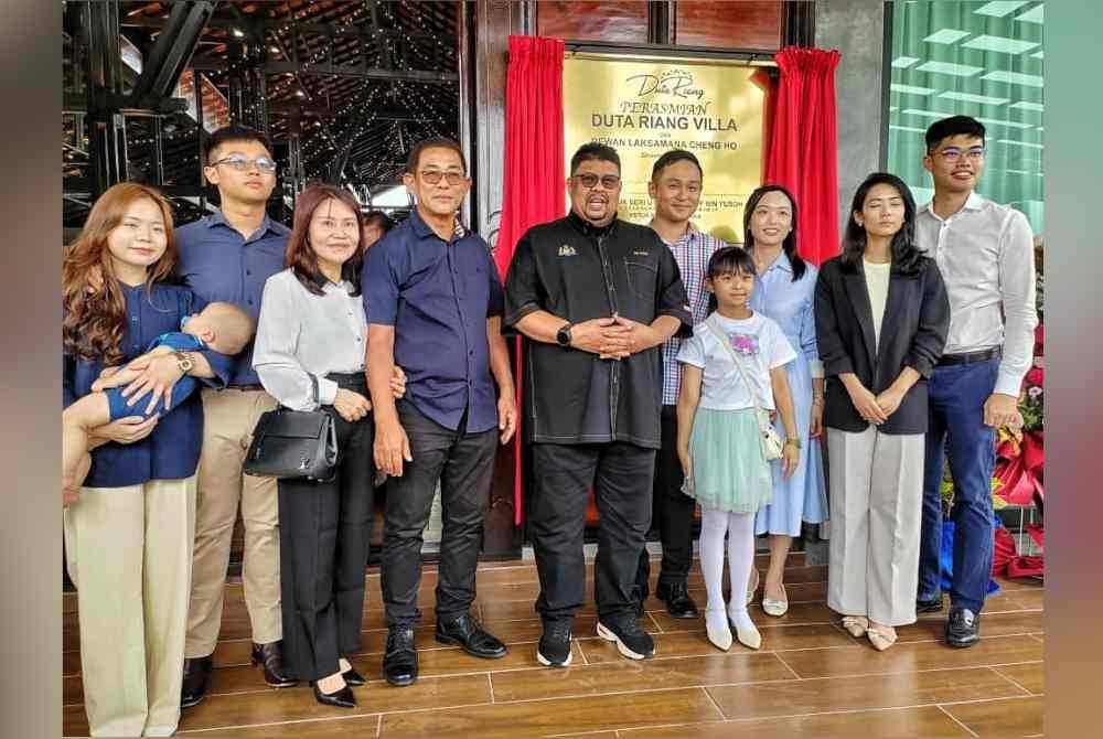 Ab Rauf (tengah) bersama pemilik Duta Riang Villa, Selandar pada Rabu.