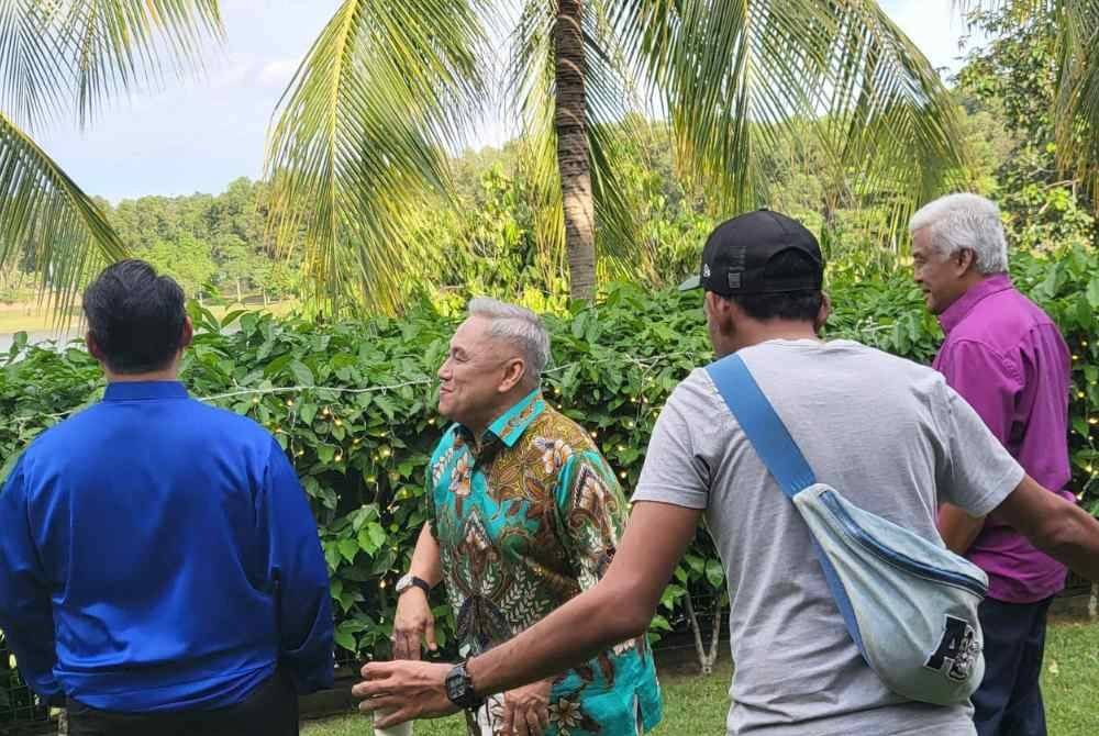 USTAZ HANAFI (kiri), Cef Wan (dua, kiri) dan Jalaluddin (kanan) ketika menjalani sesi rakaman bagi sebuah rancangan televisyen sempena Ramadan baru-baru ini. -Foto: FACEBOOK USTAZ HANAFI