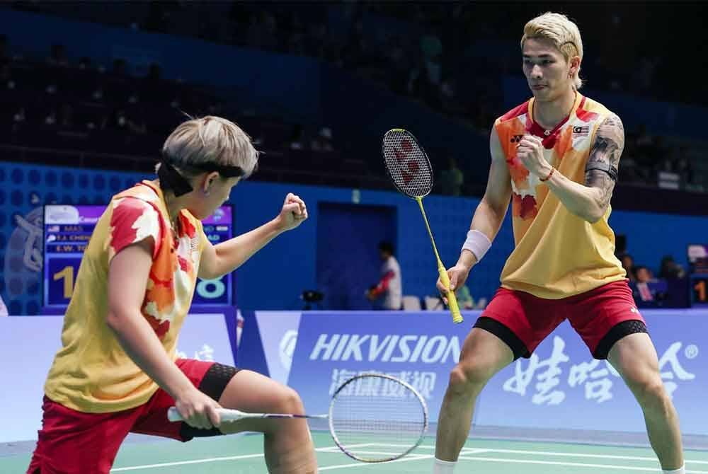 Tang Jie (kanan) dan Ee Wei tidak berdepan masalah mara ke pusingan kedua Indonesia Masters di Istora Senayan pada Rabu. Foto Agensi