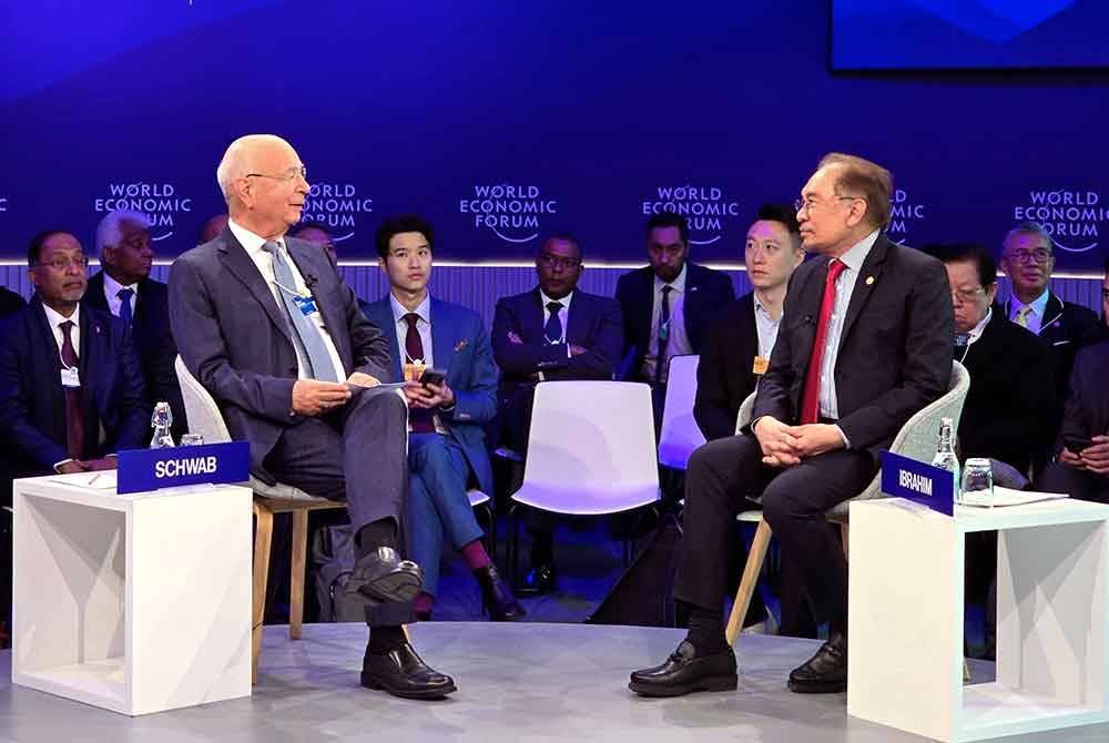 Anwar (kanan) semasa sesi dialog eksklusif khas bersemuka dengan kepimpinan forum bertajuk ''A Conversation with Anwar Ibrahim'' yang dimudahcarakan oleh pengasas dan pengerusi lembaga pemegang amanah WEF, Prof Klaus Schwab. Foto Bernama