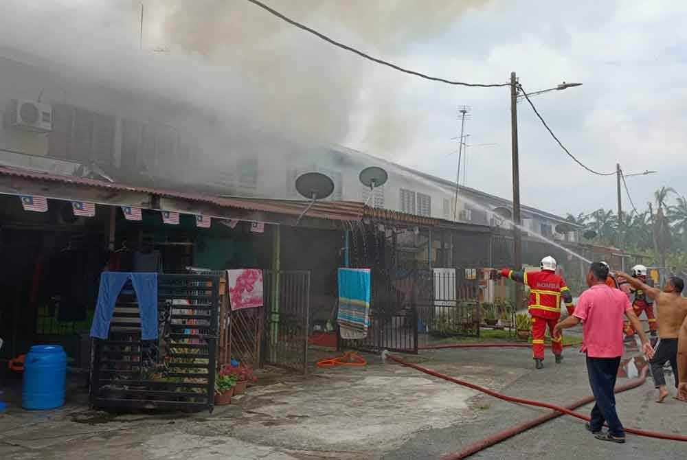 Anggota bomba masih menjalankan kerja-kerja pemadaman di lokasi kejadian di Taman Seri Tiram Tanjong Karang.