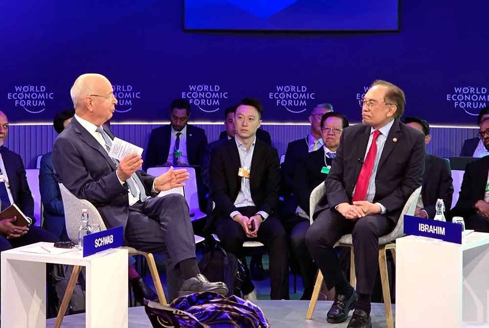 Anwar (kanan) dalam dialog eksklusif khas bertajuk 'A Conversation with Anwar Ibrahim' yang dikendalikan Pengasas dan Pengerusi Lembaga Pemegang Amanah Forum Ekonomi Dunia (WEF) Prof Klaus Schwab sebagai moderator pada Rabu. Foto Bernama