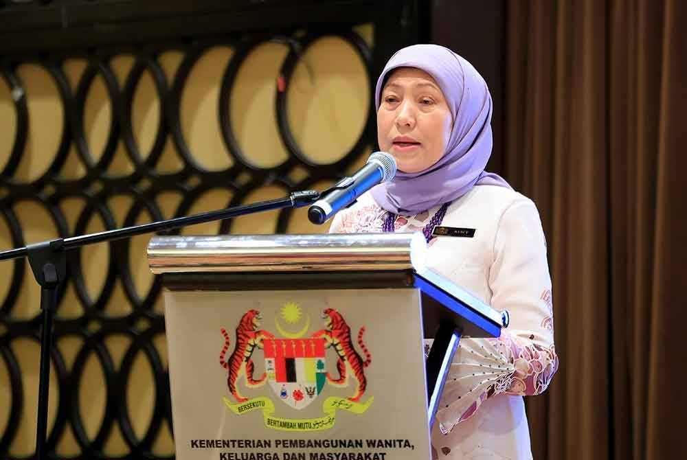 Menteri Pembangunan Wanita, Keluarga dan Masyarakat Datuk Seri Nancy Shukri menyampaikan ucapan pada Majlis Pelancaran Logo dan Tema Sambutan Hari Wanita Antarabangsa (SHWA) 2025 di sini hari ini. Foto Bernama