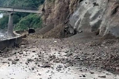 Gempa bumi bermagnitud 6.4 dan beberapa kejutan lanjur melanda selatan Taiwan awal pagi Selasa, mengakibatkan rumah dan jalan runtuh. Foto AFP