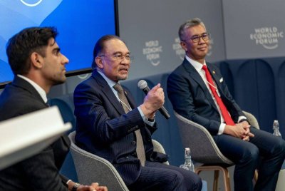Anwar bercakap pada sesi 'Country Strategy Dialogue' sempena Sidang Kemuncak Tahunan Forum Ekonomi Dunia (WEF) 2025, di Davos, Switzerland pada Selasa. Turut hadir Menteri Pelaburan, Perdagangan dan Industri Tengku Datuk Seri Zafrul Tengku Abdul Aziz (kanan). Foto Bernama