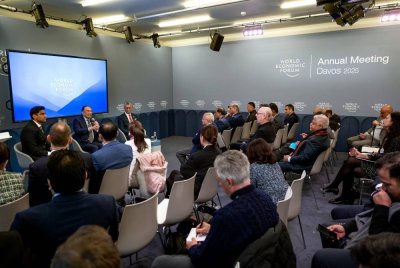 Anwar (dua, kiri) menghadiri sesi 'Country Strategy Dialogue' sempena Sidang Kemuncak Tahunan Forum Ekonomi Dunia (WEF) 2025, di Davos, Switzerland pada Selasa. Turut hadir Menteri Pelaburan, Perdagangan dan Industri Tengku Datuk Seri Zafrul Tengku Abdul Aziz (tiga, kiri). Foto Bernama