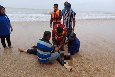 Seorang wanita dan anak saudaranya manakala empat lagi ahli keluarga mereka terselamat dalam kejadian lemas di Pantai Bayu Impian, Bayu Damai Kota Tinggii, pada petang Selasa. Foto JBPM