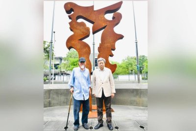 Sultan Selangor, Sultan Sharafuddin Idris Shah berkenan abadikan gambar kenangan bersama arca seni Yusof (kiri). Foto Facebook Selangor Royal Office