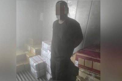 Antara individu yang ditahan bersama barang rampasan melibatkan produk hasil haiwan termasuk ayam beku di Kampung Kionsom, Inanam, Kota Kinabalu.