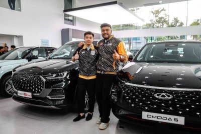 Atlet paralimpik negara, Cheah Liek Hou (kiri) dan Muhammad Ziyad bergambar bersama pada Majlis Penyerahan Kenderaan Chery kepada Pemenang Pingat Paralimpik Paris 2024 di Bilik Pameran Chery Malaysia, Glenmarie pada Selasa. Foto Bernama