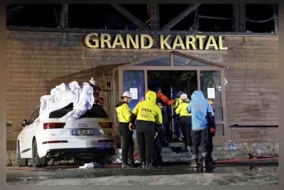 Pasukan mencari dan menyelamat berada di lokasi Horel Grand Kartal di Kartalkaya di pergunungan Bolu, Turkiye yang terbakar. - AFP