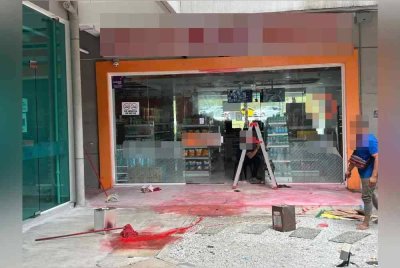 Sinar Harian pada Selasa melaporkan kedai serbaneka di sebuah universiti awam di sini disimbah cat merah.