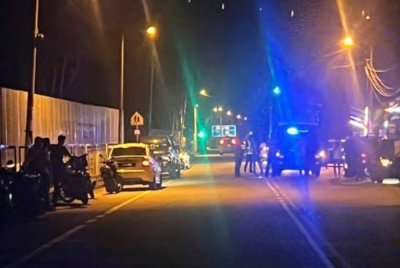 Seorang anggota Jabatan Sukarelawan Malaysia (Rela) maut dirempuh sebuah motosikal di Jalan Batang Kali-Ulu Yam Bharu pada malam Rabu.
