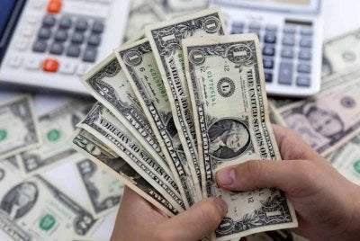 Mata wang dolar AS dijangka mengukuh pada tahun ini di walaupun terdapat amaran mengenai kemungkinan berlakunya ketidaktentuan pasaran. Gambar hiasan