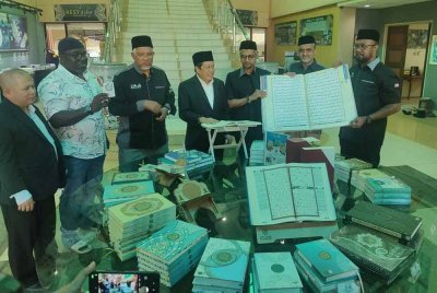 Ahmad Maslan (empat dari kanan) bersama Abdul Latiff (dua dari kiri) melihat pelbagai mashaf al-Quran pada Majlis Perasmian Pra Pelancaran Festival Antarabangsa Seni Al-Quran Restu di Kompleks Seni Islam Antarabangsa Selangor, Seksyen 14, Shah Alam pada Rabu.