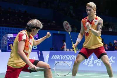 Tang Jie (kanan) dan Ee Wei tidak berdepan masalah mara ke pusingan kedua Indonesia Masters di Istora Senayan pada Rabu. Foto Agensi