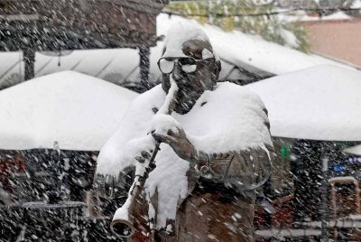 Patung Pete Fountain diseliputi salji tebal akibat ribut luar biasa yang melanda New Orleans, Louisiana. - AFP