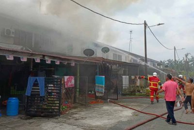 Anggota bomba masih menjalankan kerja-kerja pemadaman di lokasi kejadian di Taman Seri Tiram Tanjong Karang.