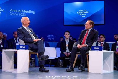 Perdana Menteri Datuk Seri Anwar Ibrahim (depan, kanan) mengambil bahagian dalam dialog eksklusif khas bersemuka bertajuk 'A Conversation with Anwar Ibrahim', yang dimoderatorkan oleh Pengasas dan Pengerusi Lembaga Pemegang Amanah Forum Ekonomi Dunia (WEF), Prof Klaus Schwab di sini pada Rabu. Turut sama Menteri Pelaburan, Perdagangan dan Industri Tengku Datuk Seri Zafrul Abdul Aziz, Menteri Pendidikan Tinggi Datuk Seri Dr Zambry Abd Kadir, dan Menteri Komunikasi Digital Gobind Singh Deo. Foto Bernama
