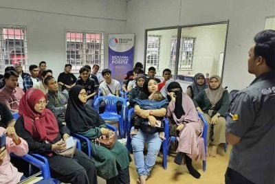 Jaslyanna Helda (dua dari kanan) mendengar taklimat berkaitan teknik yang betul untuk menggunting rambut.