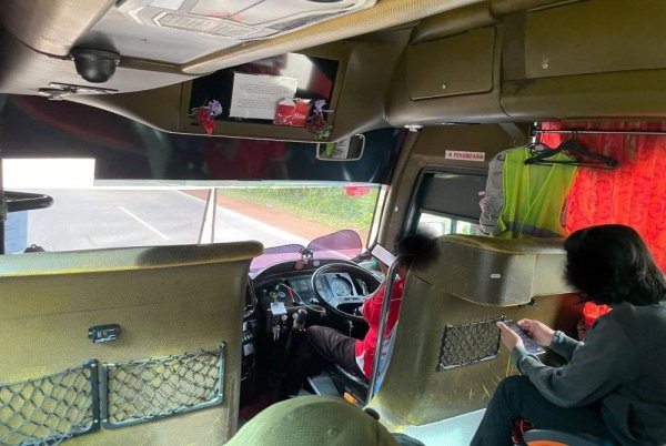 Perbuatan seorang pemandu bas ekspres menggunakan telefon bimbit semasa memandu sempat dirakam anggota JPJ Pahang yang menyamar sebagai penumpang bas berkenaan. Foto JPJ Pahang