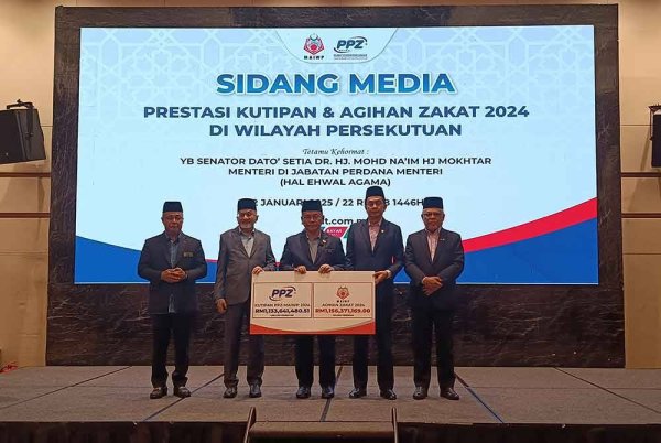 Mohd Na'im (tengah) ketika Majlis Pengumuman mengenai Prestasi Kutipan Dan Agihan Zakat 2024 Wilayah Persekutuan di Putrajaya pada Rabu.