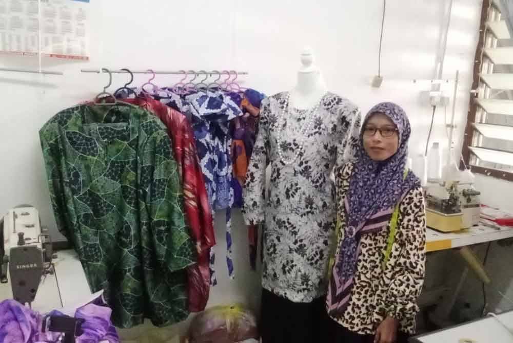 Sabariah menunjukkan antara hasil jahitannya.