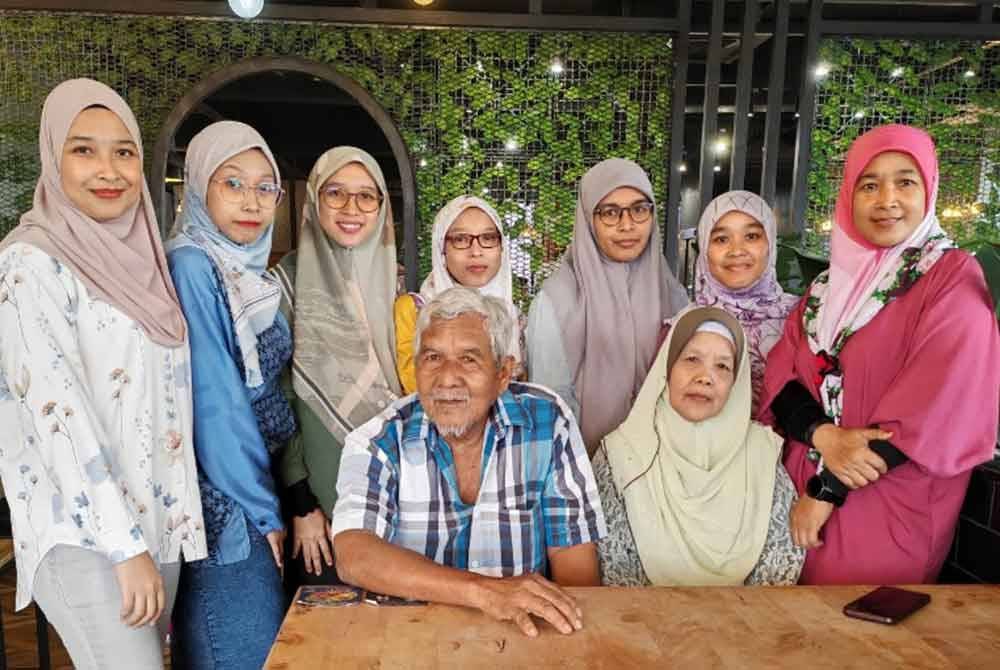 Sabariah (berdiri empat kiri) bersama adik-beradiknya, ibu dan ayahnya.