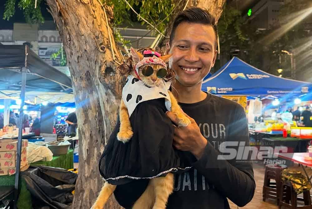 Shahmir memangku Adik Qis yang menjadi kesayangannya. FOTO SINAR HARIAN-ADILA SHARINNI WAHID.